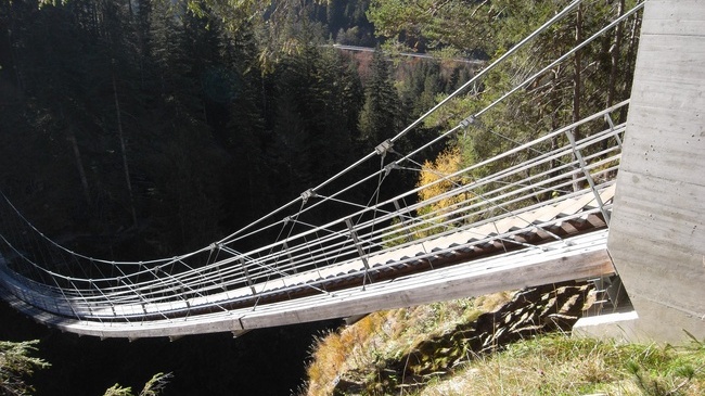 Ponte tibetano lungo la via